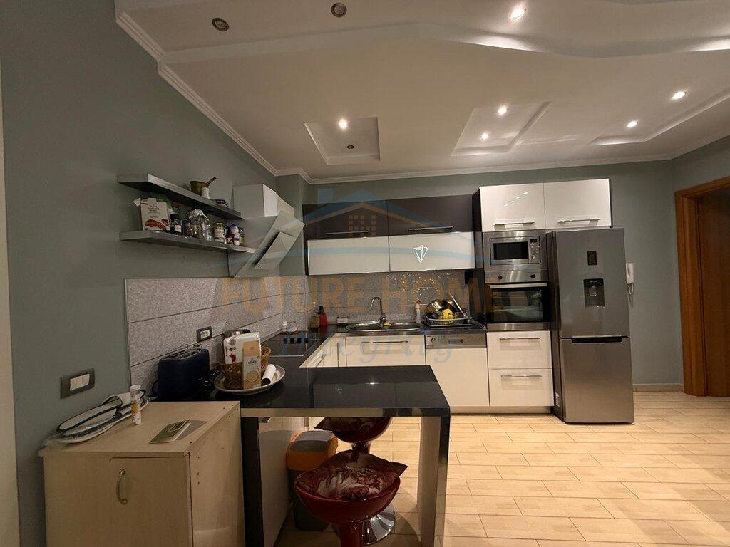 Shitet Apartament 2+1, Pazar i Ri