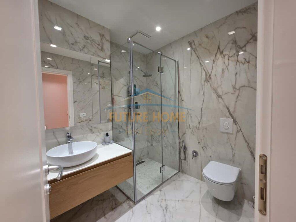 APARTAMENT 3+1 ME QERA , QENDER, BULEVARDI ZOGU I-RE