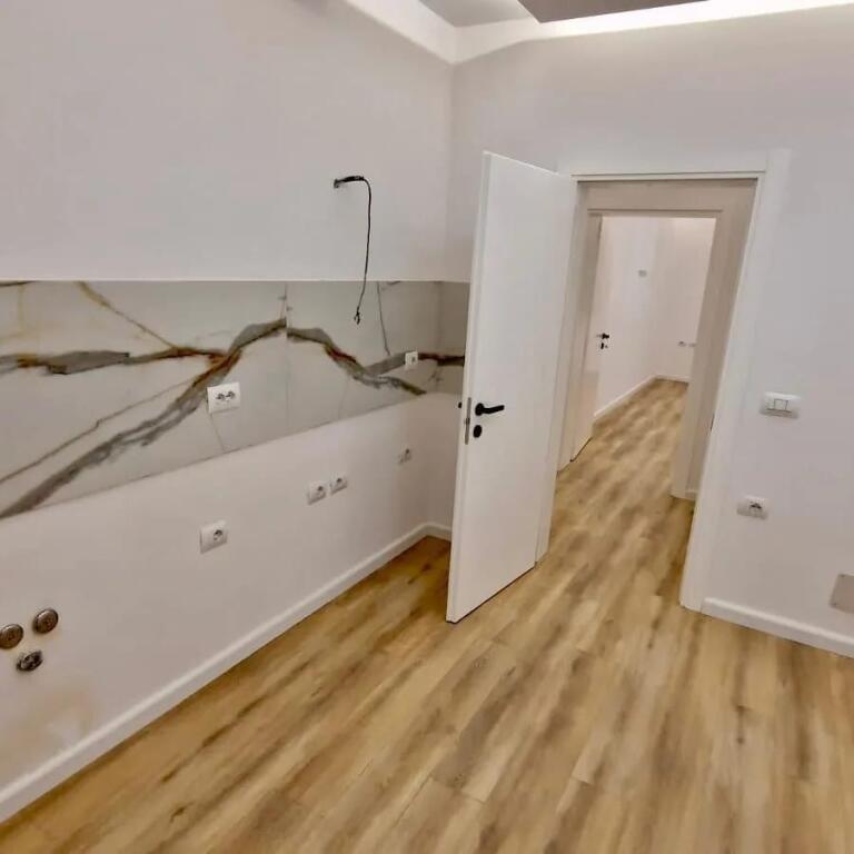 ZYRE ME QERA 120 M2 KAFE FLORA 900 EURO