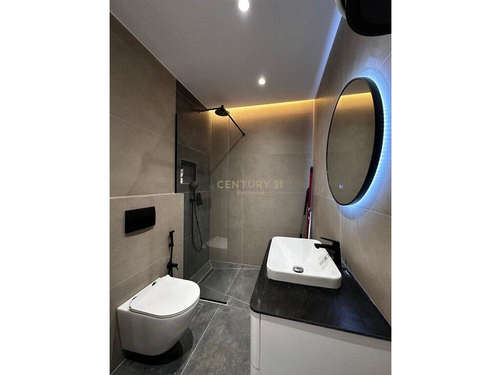 Jepet me qera apartment luxoz 2+ 1 te Bulevardit Zogu 1
