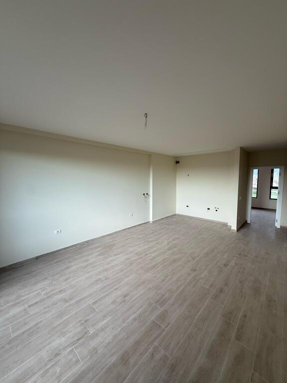 APARTAMENT 3+1 PER SHITJE PRANE BULEVARDIT TE RI