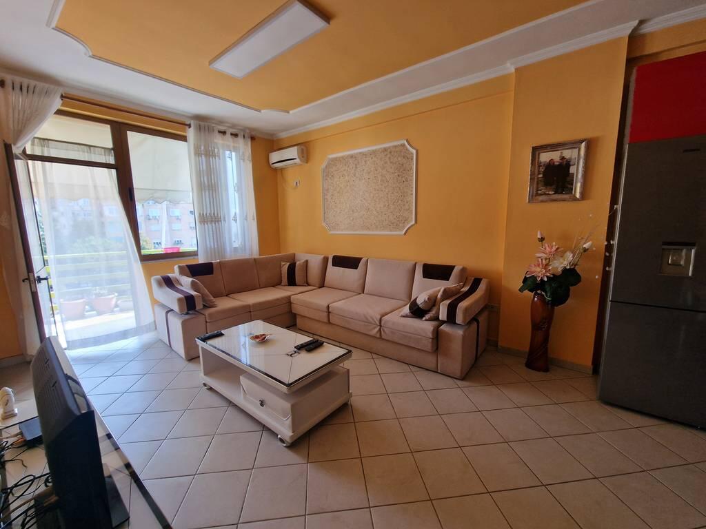 Qendër, Tiranë- Jepet me qira apartament 2+1+2!