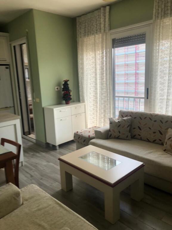 🏢Jepet me qira 2+1+post parkimi ne Laprake!  🔹️Pallat i ri i mireadministruar. 🔸️Kati i 6-te me ashensor. 🔹️Ndodhet buze rruges kryesore.  💶Cmimi: 600 euro bashke me post parkimi .