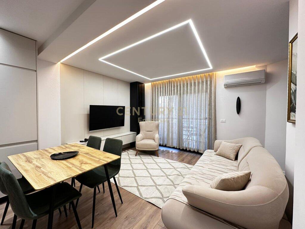 Jepet me qera apartment luxoz 2+ 1 te Bulevardit Zogu 1