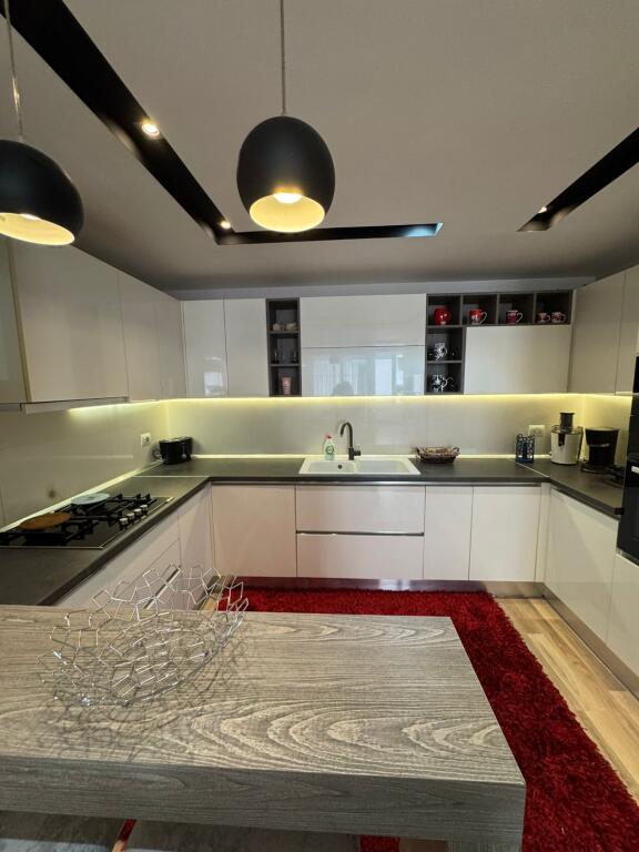 Jepet me qera Apartamenti 2+1, Qender , Rruga Sulejman Pasha ,  800 euro