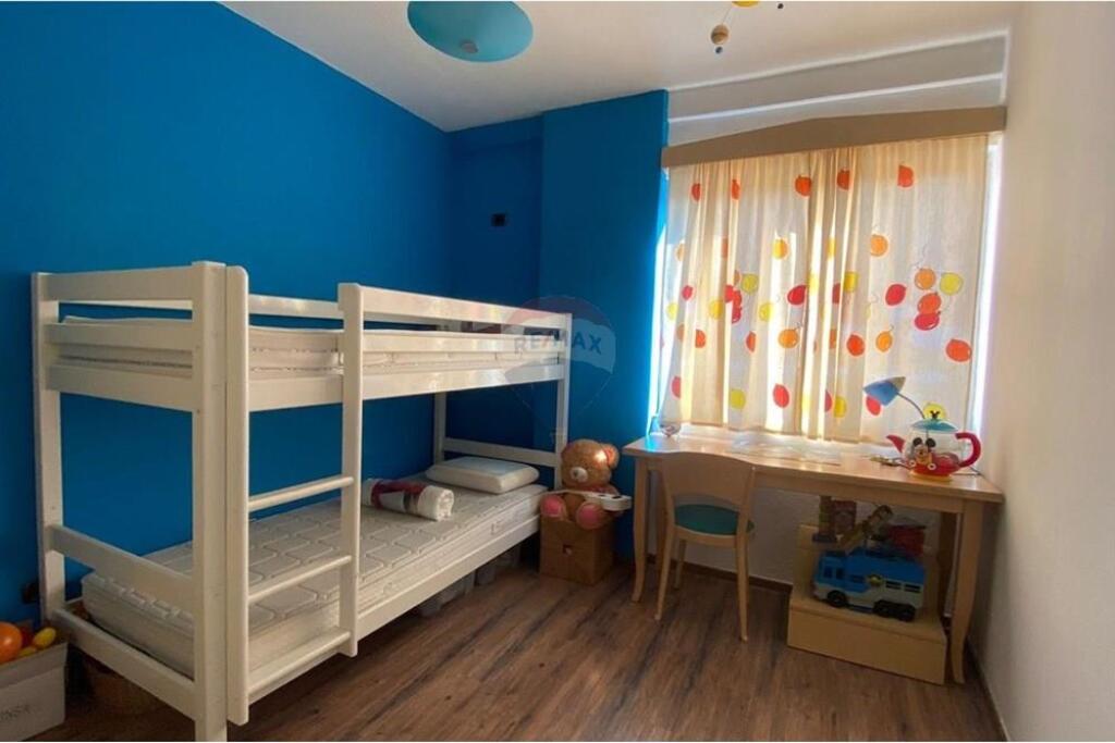 2+1+2+kuzhine te vecuar tek Hoxha Tahsin