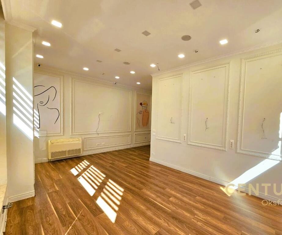 AMBIENTE COMMERCIALE IN AFFITTO IN VIA MYSLYM SHYRI