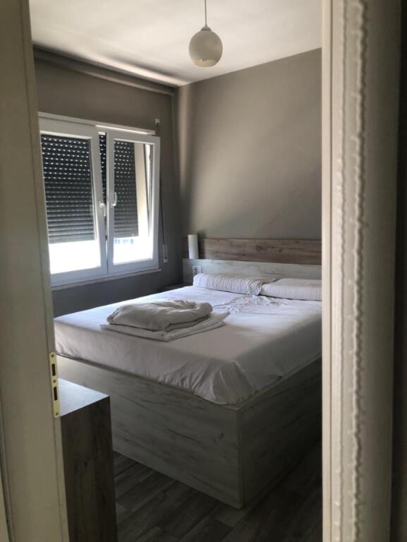 🏢Jepet me qira 2+1+post parkimi ne Laprake!  🔹️Pallat i ri i mireadministruar. 🔸️Kati i 6-te me ashensor. 🔹️Ndodhet buze rruges kryesore.  💶Cmimi: 600 euro bashke me post parkimi .
