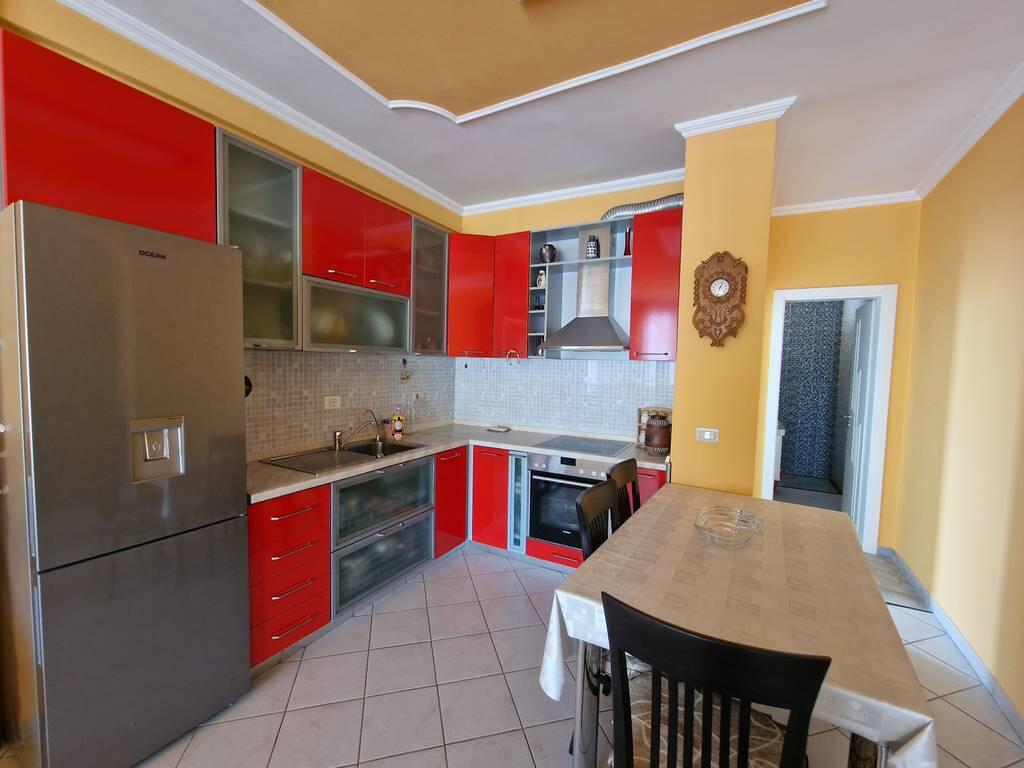 Qendër, Tiranë- Jepet me qira apartament 2+1+2!