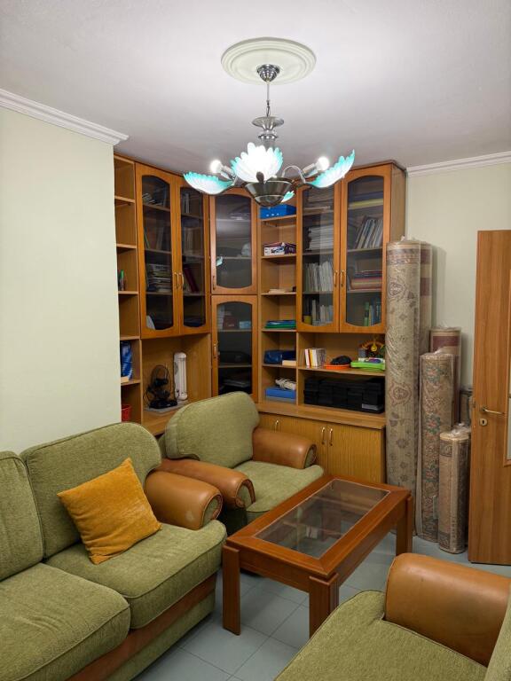 🏢In the Xhamllik area, near the Albanian Post Office, a 2+1+2 furnished apartment is for rent, 70,000 Leke