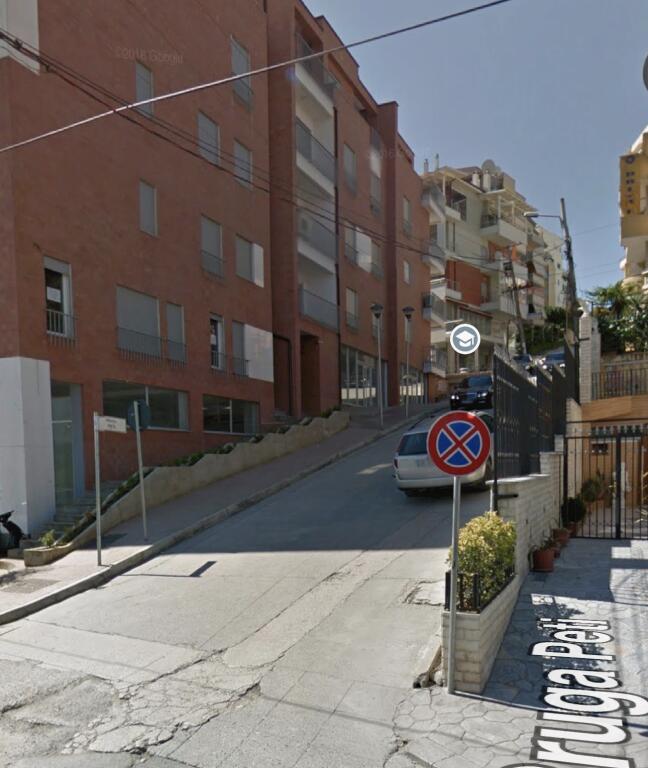 Shitet apartament 1+1 tek Rruga Peti, Liqeni i Thate!