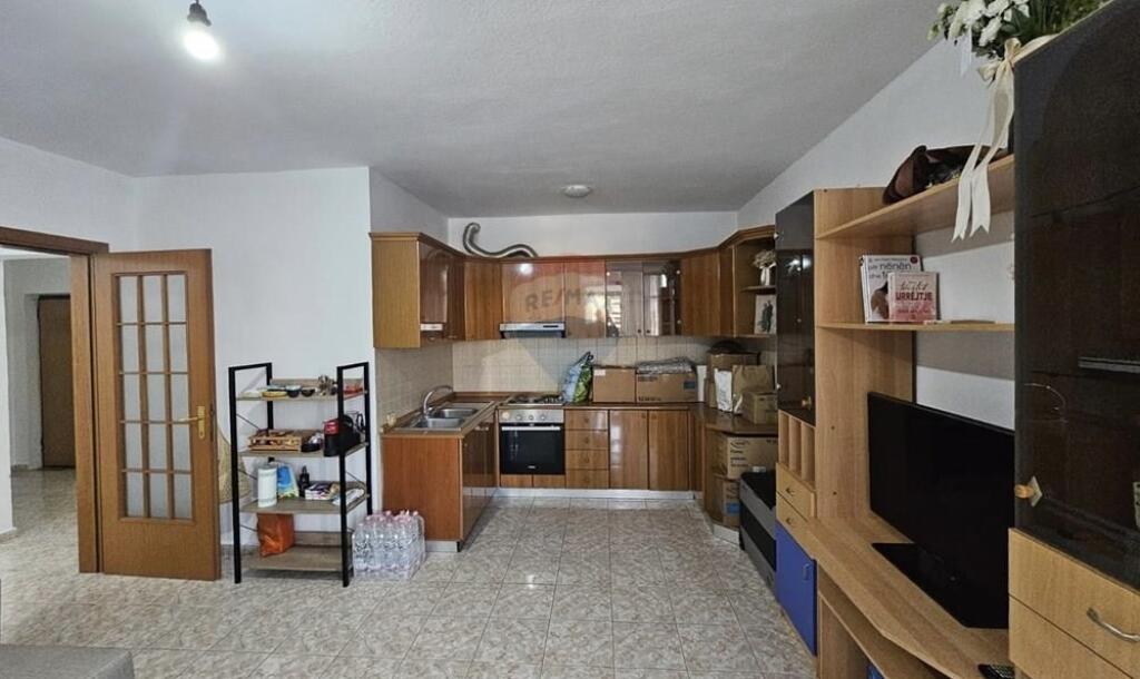 Jepet me qira apartament 1+1 i pozicionuar në një nga zonat më të kërkuara të Tiranës, vetëm pak minuta nga Qendra