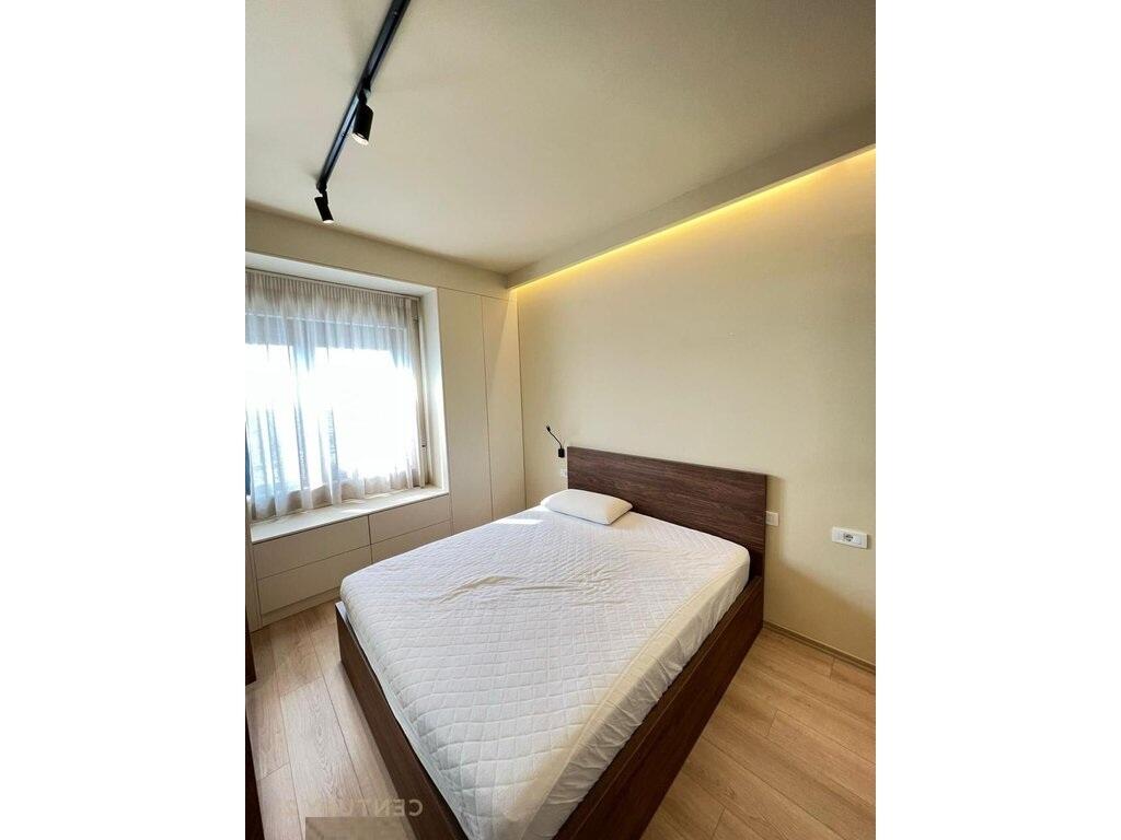 Ofrohet  apartament 1+1 me qera  post parkimi në qendër të Tiranës