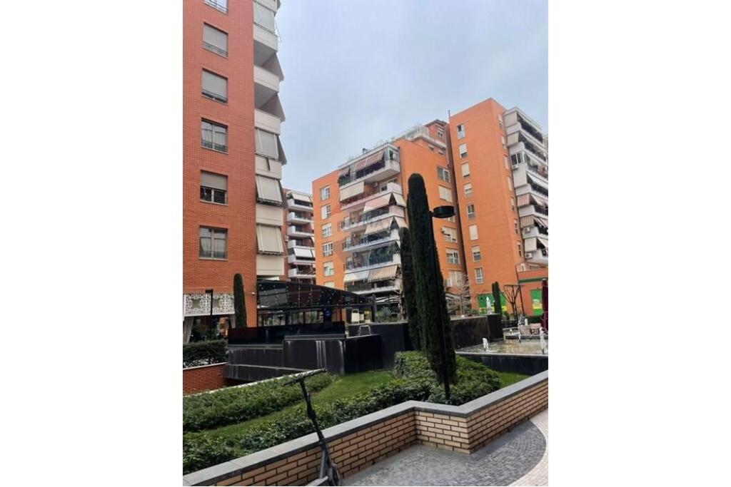 AMBIENTE COMMERCIALE IN AFFITTO, COMPLESSO DELIJORGJI!