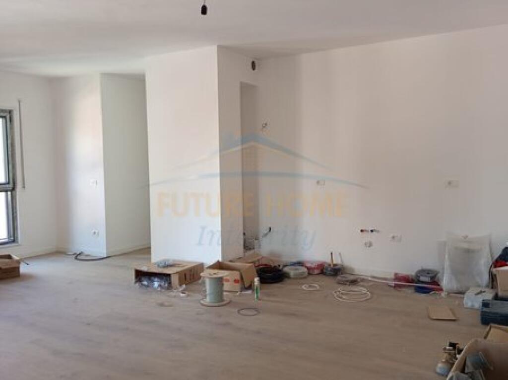 Shitet, Apartament 2+1+2, Rruga Qemal Stafa, Tiranë.