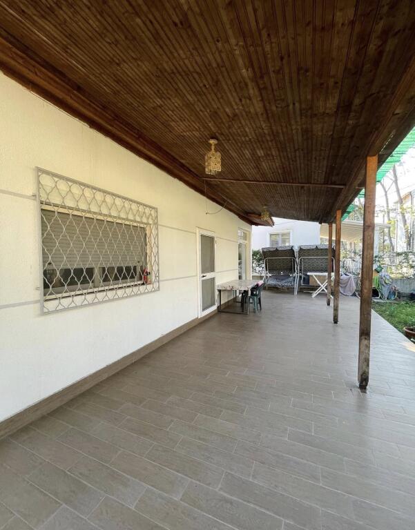 SHITET VILA 1 katshe Vij e 3-te DETIT 📍 Adresa: Golem 📐 Sipërfaqja: 800m² truall / 105m² ndertim 💶 Çmimi: me marrveshje ✅ Karakteristikat: * 2 dhoma gjumi  * E mobiluar totalisht * Kuzhinë e kompletuar * Kondicioner * Tualet  * Dritë natyrale * Dysheme: Pllake * Dokumentacion i rregullt * Investim i ri / i pa banuar më parë Shitet vilë 1-katëshe në Golem Durrës, vetëm disa hapa larg detit, pjesë e një kompleksi rezidencial vilash të qeta dhe të mirëadministruara