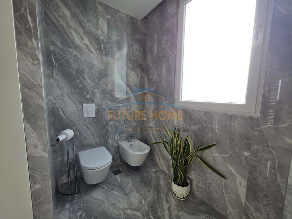 APARTAMENT 3+1 ME QERA , QENDER, BULEVARDI ZOGU I-RE