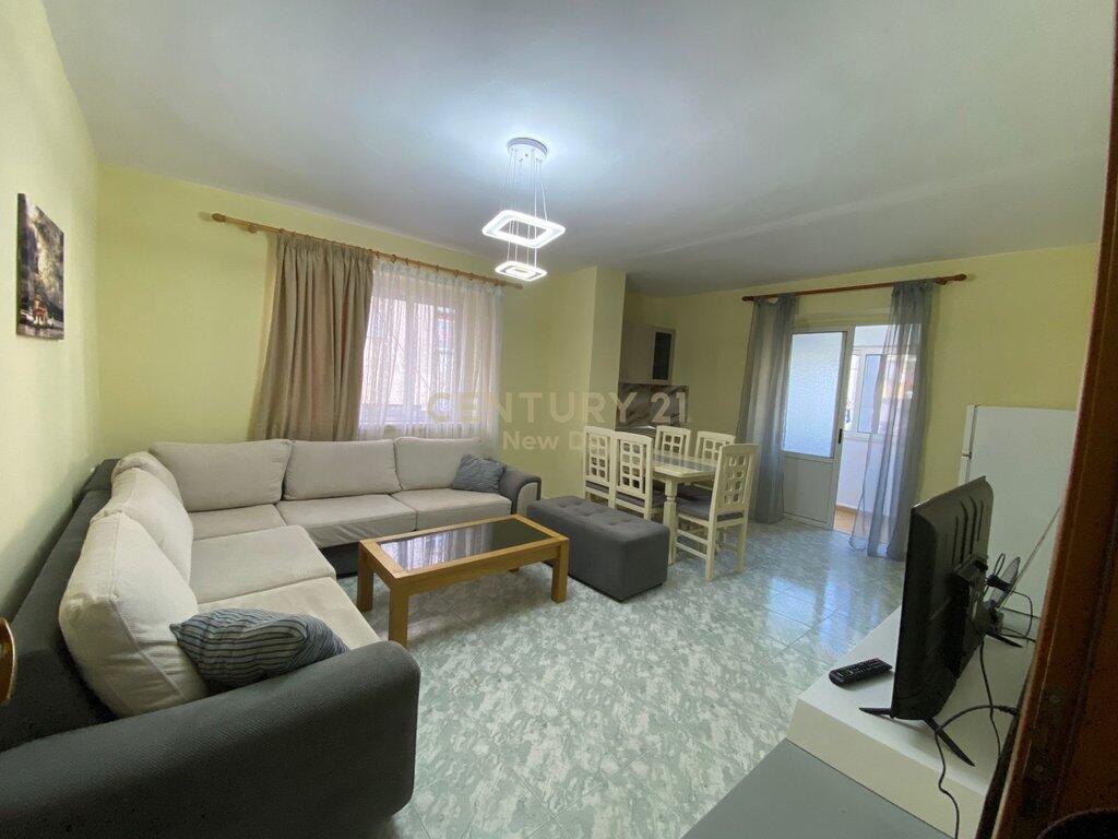 JEPET APARTAMENT 2+1 ME QIRA NE QENDER TE DURRESIT!