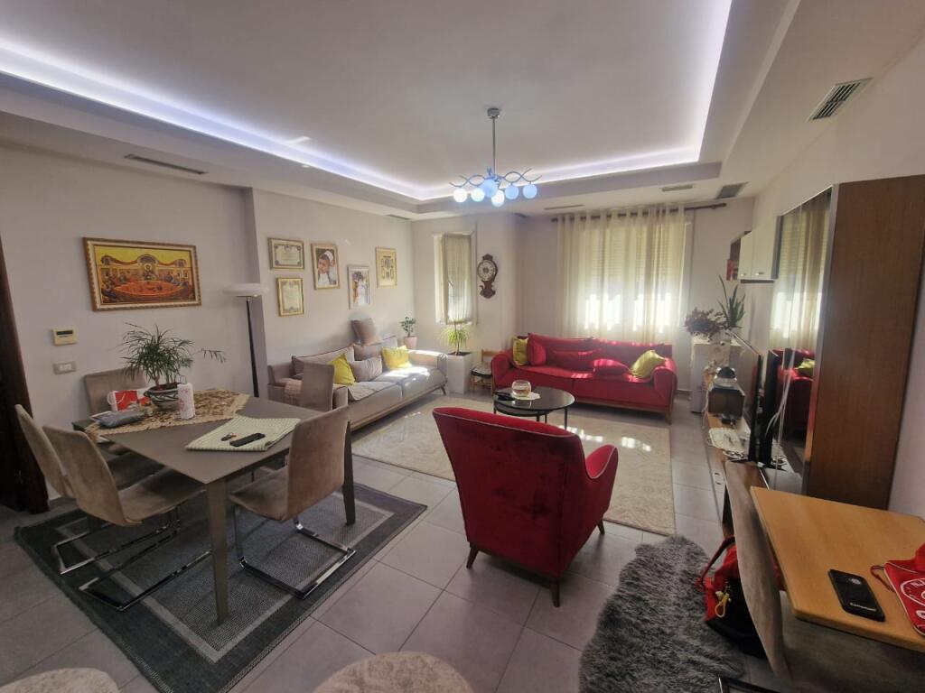 Shitet apartament 3+1+2 tualete+garazhd te mbyllur ne Fresk