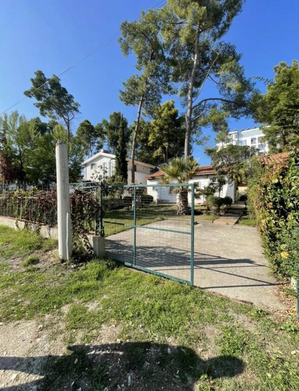 SHITET VILA 1 katshe Vij e 3-te DETIT 📍 Adresa: Golem 📐 Sipërfaqja: 800m² truall / 105m² ndertim 💶 Çmimi: me marrveshje ✅ Karakteristikat: * 2 dhoma gjumi  * E mobiluar totalisht * Kuzhinë e kompletuar * Kondicioner * Tualet  * Dritë natyrale * Dysheme: Pllake * Dokumentacion i rregullt * Investim i ri / i pa banuar më parë Shitet vilë 1-katëshe në Golem Durrës, vetëm disa hapa larg detit, pjesë e një kompleksi rezidencial vilash të qeta dhe të mirëadministruara