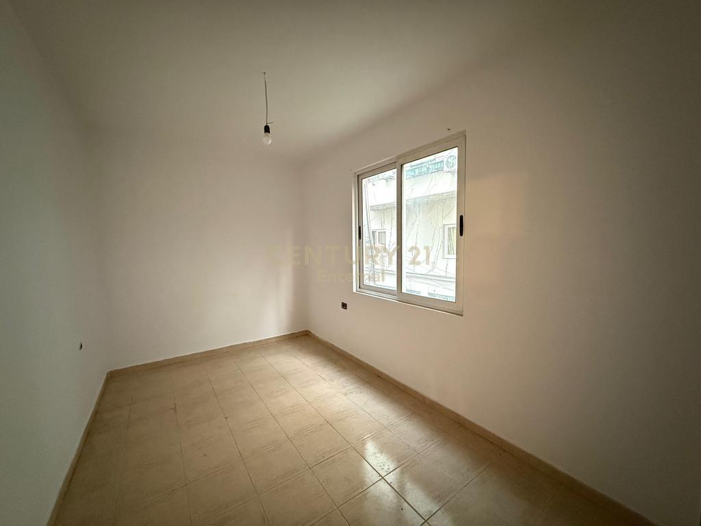 Apartment 3+1 for sale near Eleonora, Komuna e Paris overpass 175,000 €