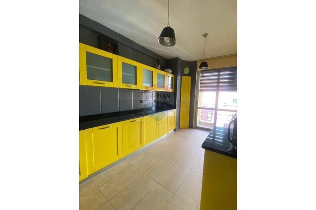 2+1+2+kuzhine te vecuar tek Hoxha Tahsin