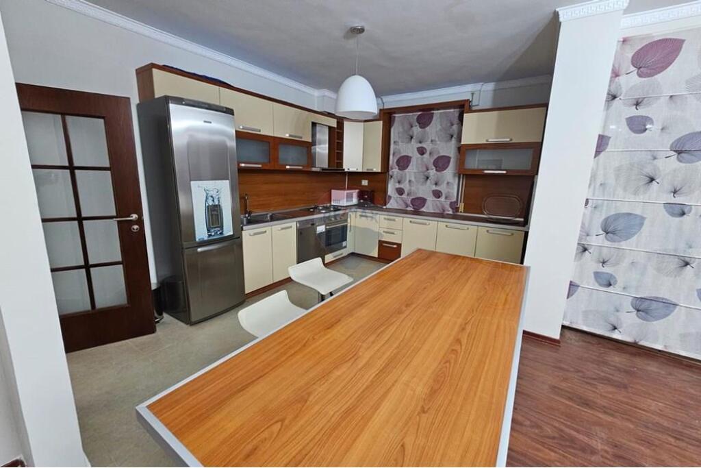 Jepet me Qira Apartament 3+1+2 Kopshti Zologjik !