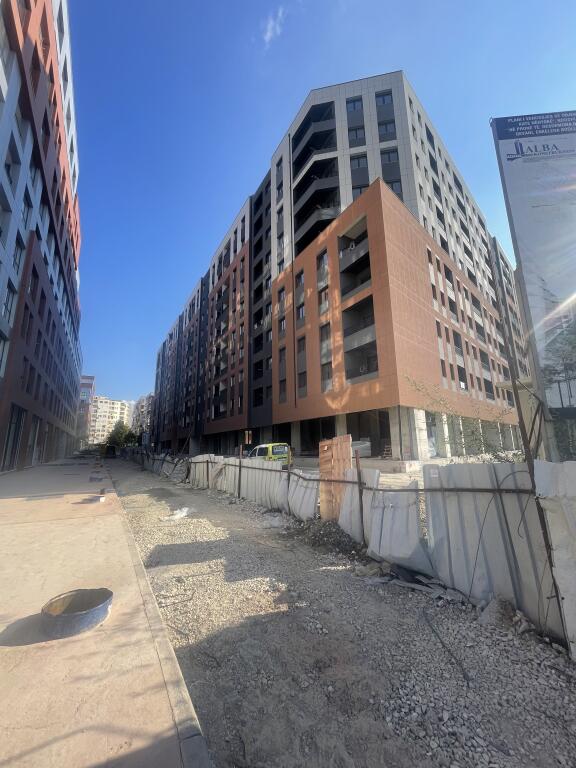 Shitet Apartament 2+1+Post Parkimi, Astir