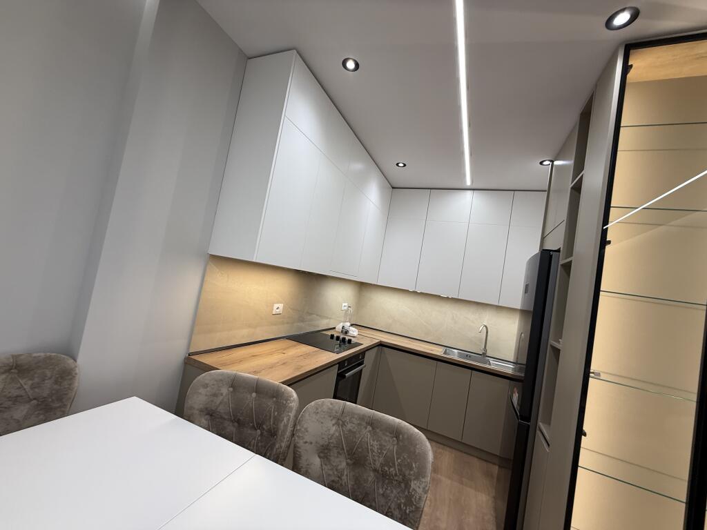 Jepet me qera apartament luksoz te UNIVERS CITY prane QTU.