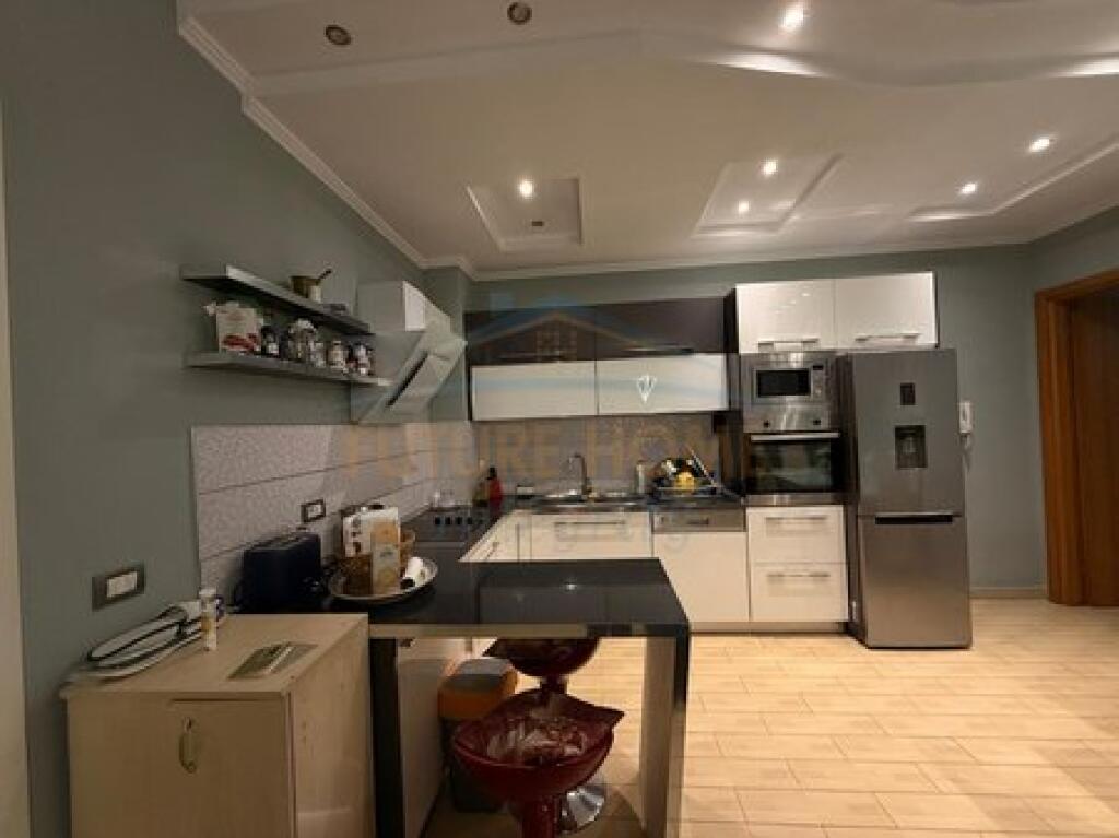 Shitet, Apartament 2+1, Pazari i Ri, Tiranë.