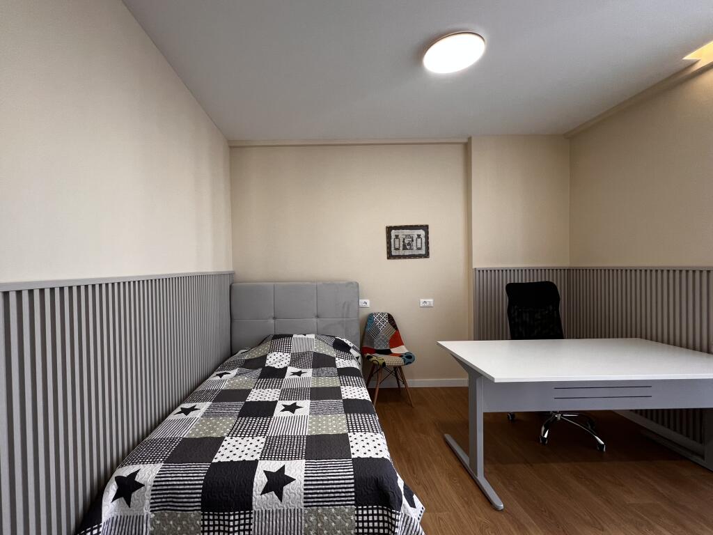 Apartament 2+1+2 me qira te Shkolla e Kuqe!