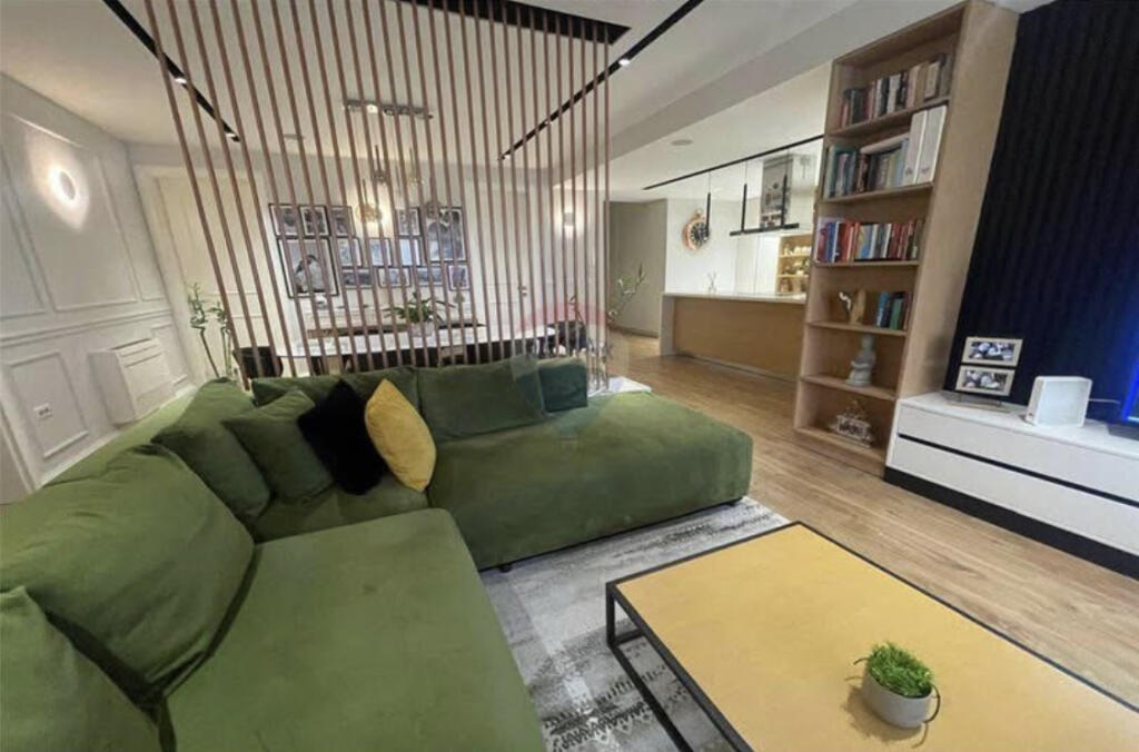 Shitet Apartament 3+1+2 tek Komuna e Parisit