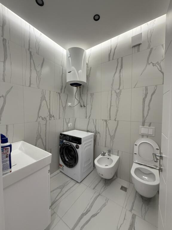 Jepet me qera apartament luksoz te UNIVERS CITY prane QTU.