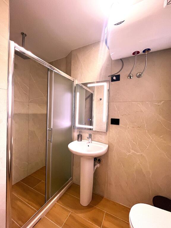 BIZNES MENAXHIMI APARTAMENTESH TURISTIKE ME QIRA – MUNDËSI E SHKËLQYER!