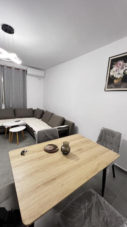 Jepet me qera Apartament 1+1 65m2 Laprake