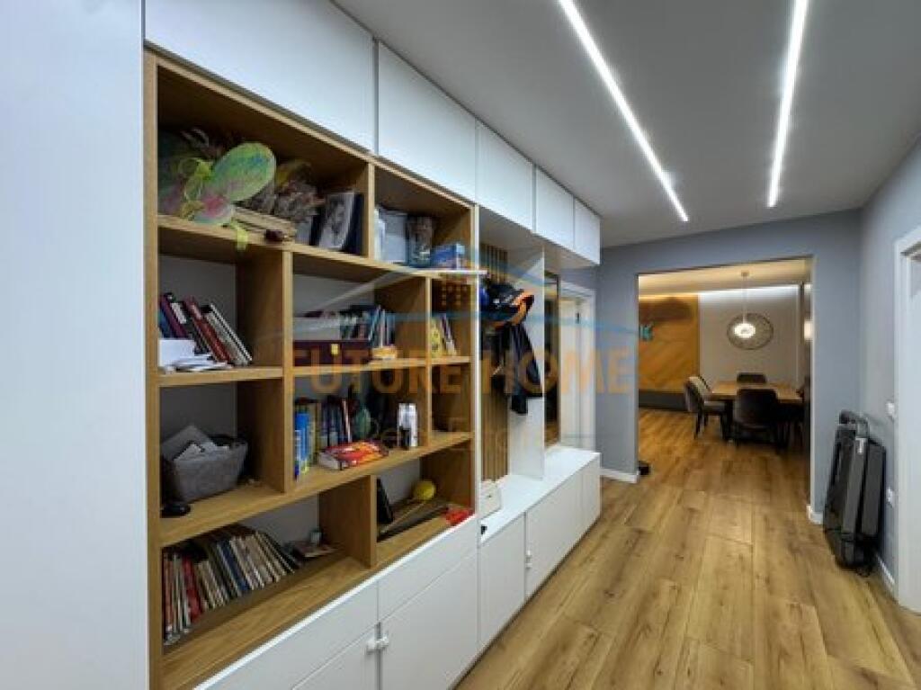 Shitet, Apartament 2+1+2, Komuna e Parisit