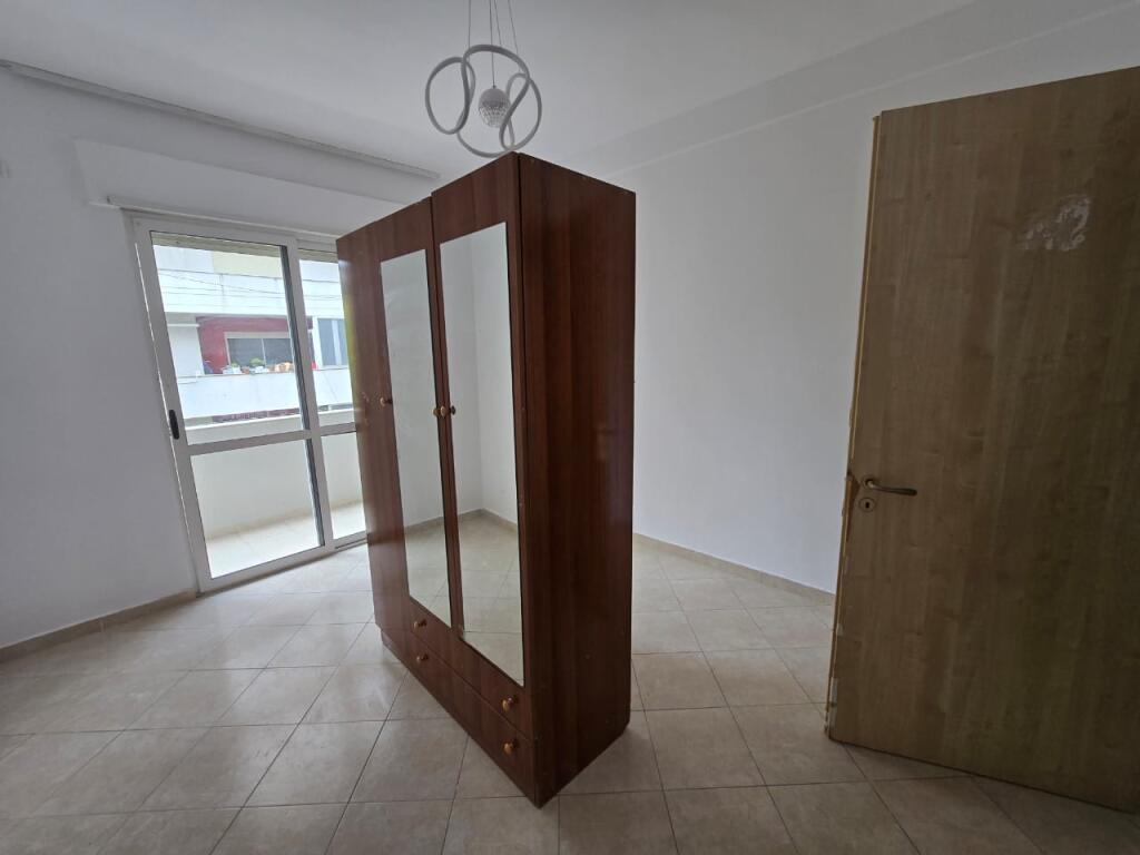Jeper me qera apartament  2+1 bosh te Kopshti Botanik