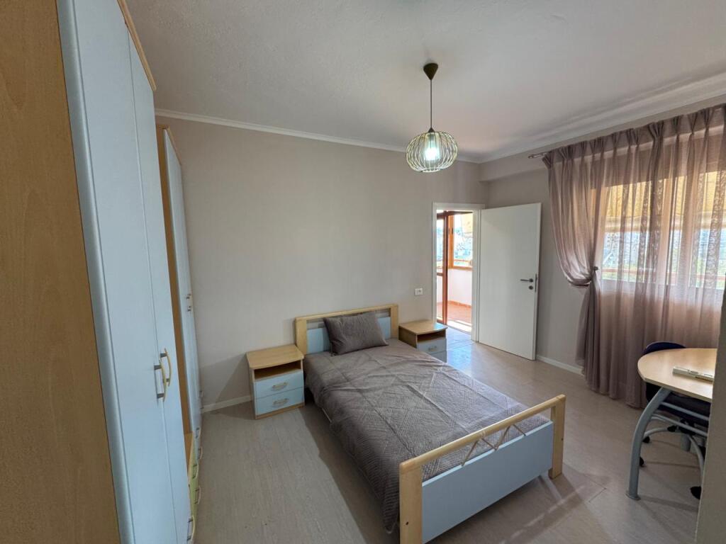 Jepet apartament 3+1+2 me qira te Ish Ekspozita
