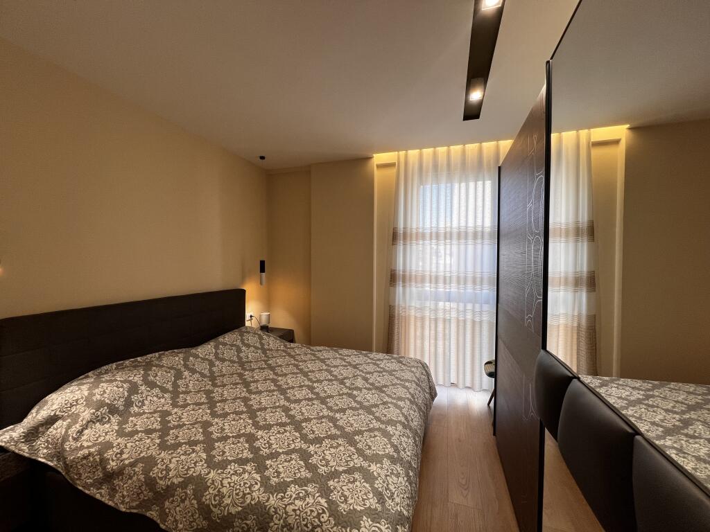 Apartament 2+1+2 me qira te Shkolla e Kuqe!