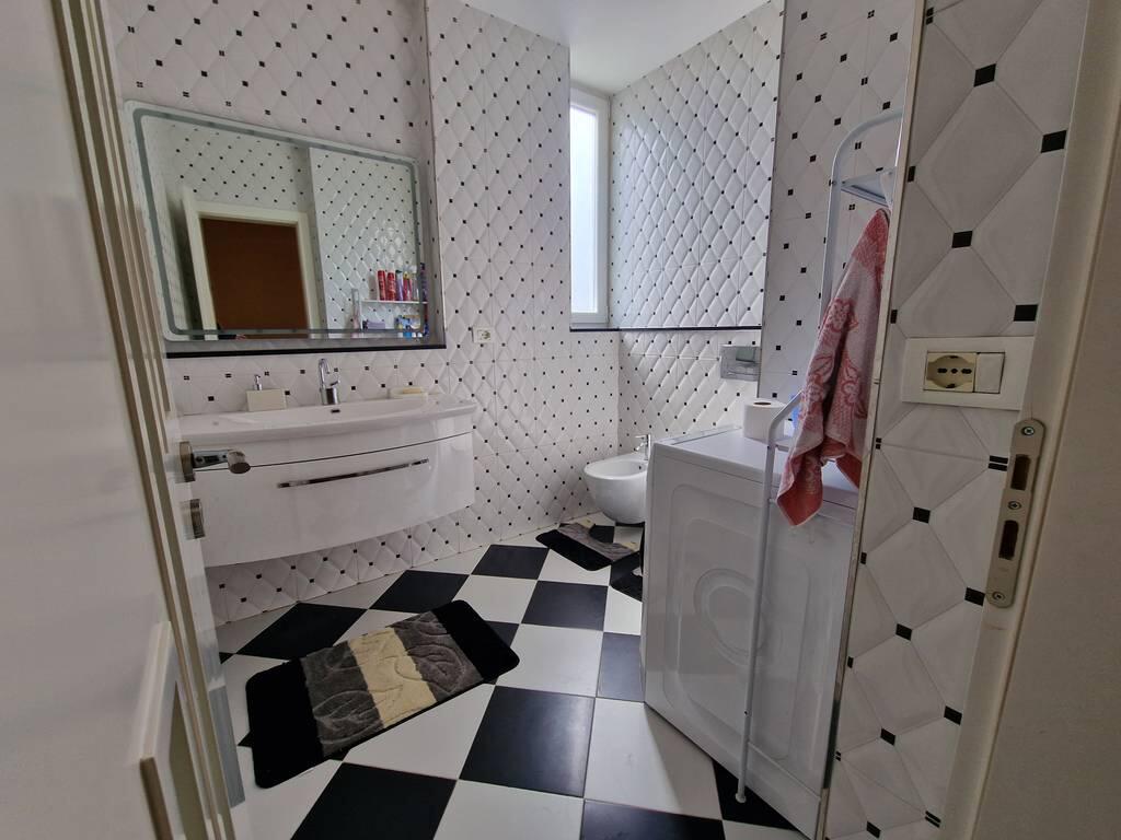 Qendër, Tiranë- Jepet me qira apartament 2+1+2!