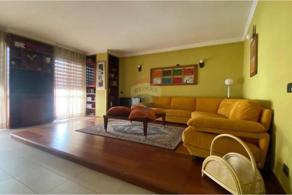 2+1+2+kuzhine te vecuar tek Hoxha Tahsin