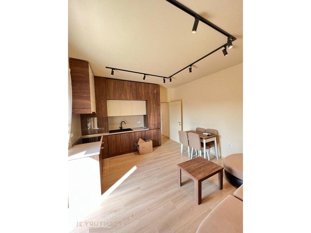Ofrohet  apartament 1+1 me qera  post parkimi në qendër të Tiranës