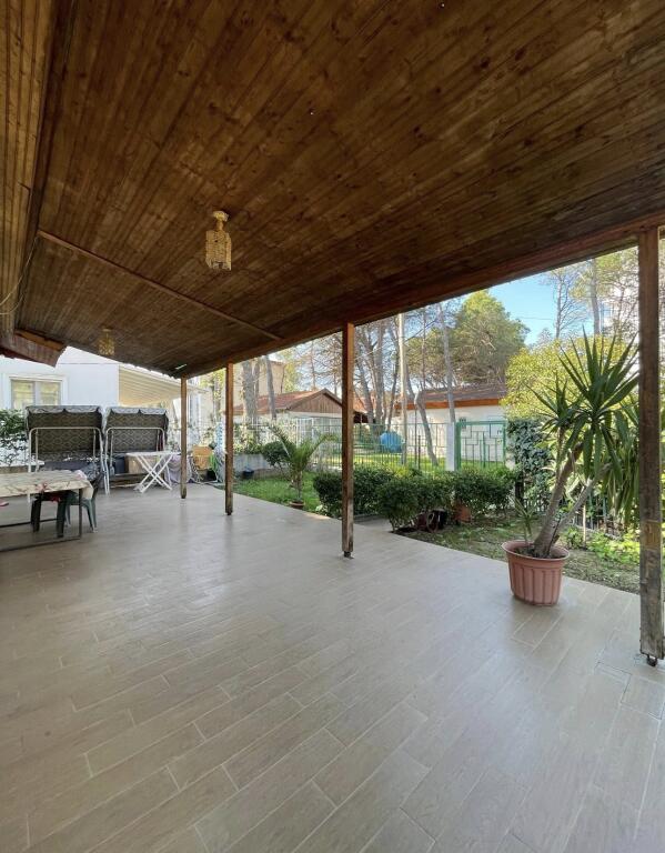 SHITET VILA 1 katshe Vij e 3-te DETIT 📍 Adresa: Golem 📐 Sipërfaqja: 800m² truall / 105m² ndertim 💶 Çmimi: me marrveshje ✅ Karakteristikat: * 2 dhoma gjumi  * E mobiluar totalisht * Kuzhinë e kompletuar * Kondicioner * Tualet  * Dritë natyrale * Dysheme: Pllake * Dokumentacion i rregullt * Investim i ri / i pa banuar më parë Shitet vilë 1-katëshe në Golem Durrës, vetëm disa hapa larg detit, pjesë e një kompleksi rezidencial vilash të qeta dhe të mirëadministruara