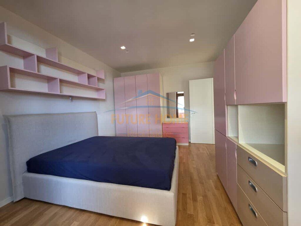 APARTAMENT 3+1 ME QERA , QENDER, BULEVARDI ZOGU I-RE