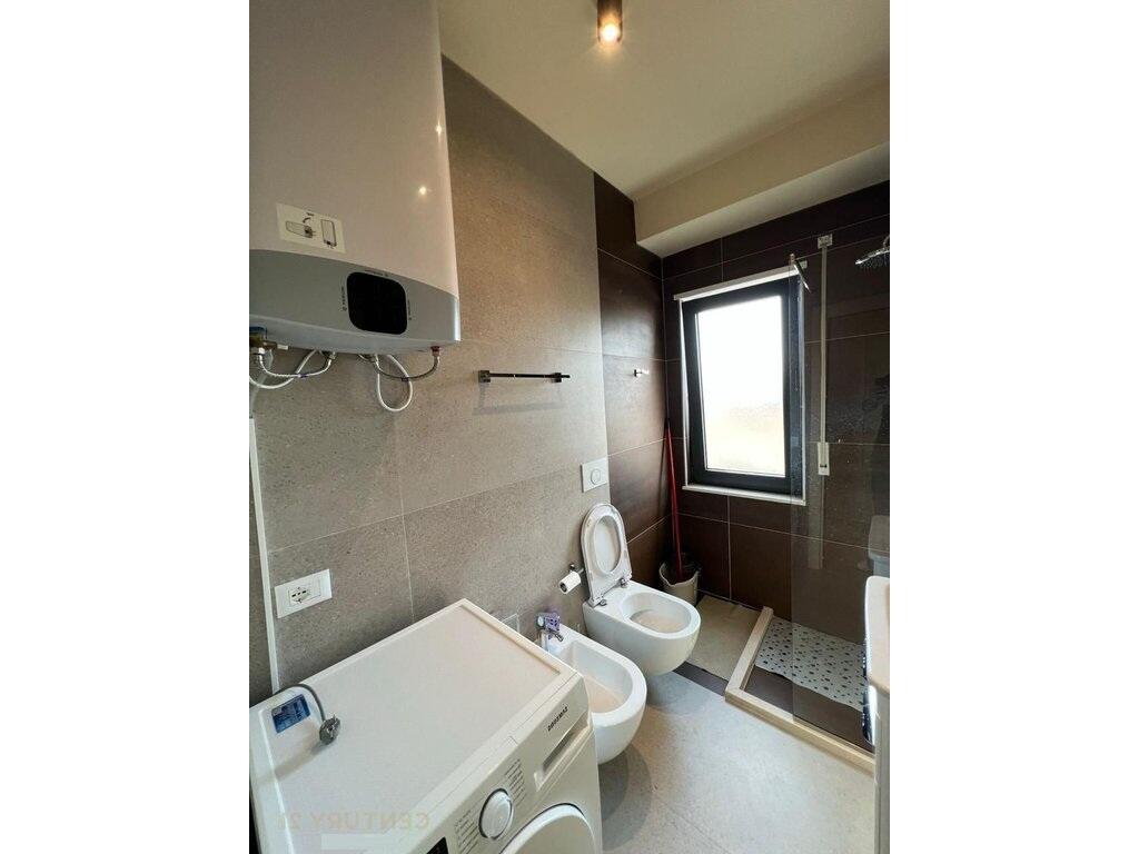 Ofrohet  apartament 1+1 me qera  post parkimi në qendër të Tiranës