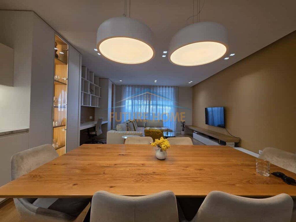 APARTAMENT 3+1 ME QERA , QENDER, BULEVARDI ZOGU I-RE