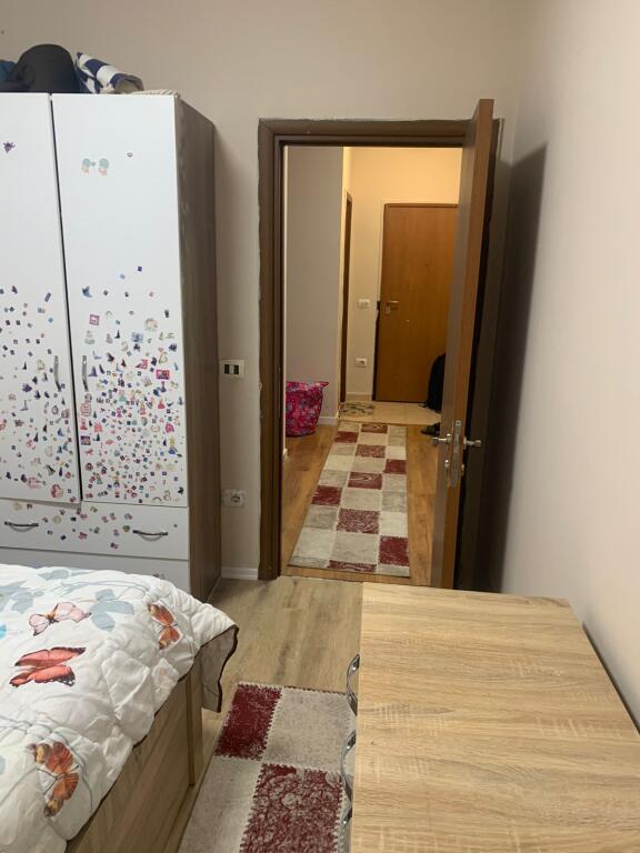 2+1,i mobiluar liqeni i thate,rruga eduart mano,cmimi 550 euro