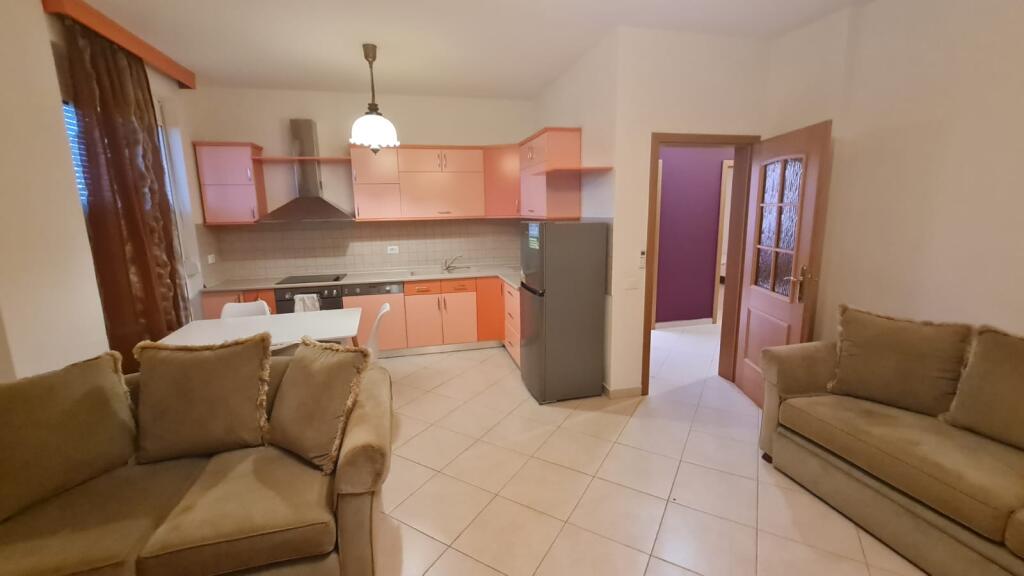 2+1,te rruge e kavajes te kisha katolike,cmimi 750 euro