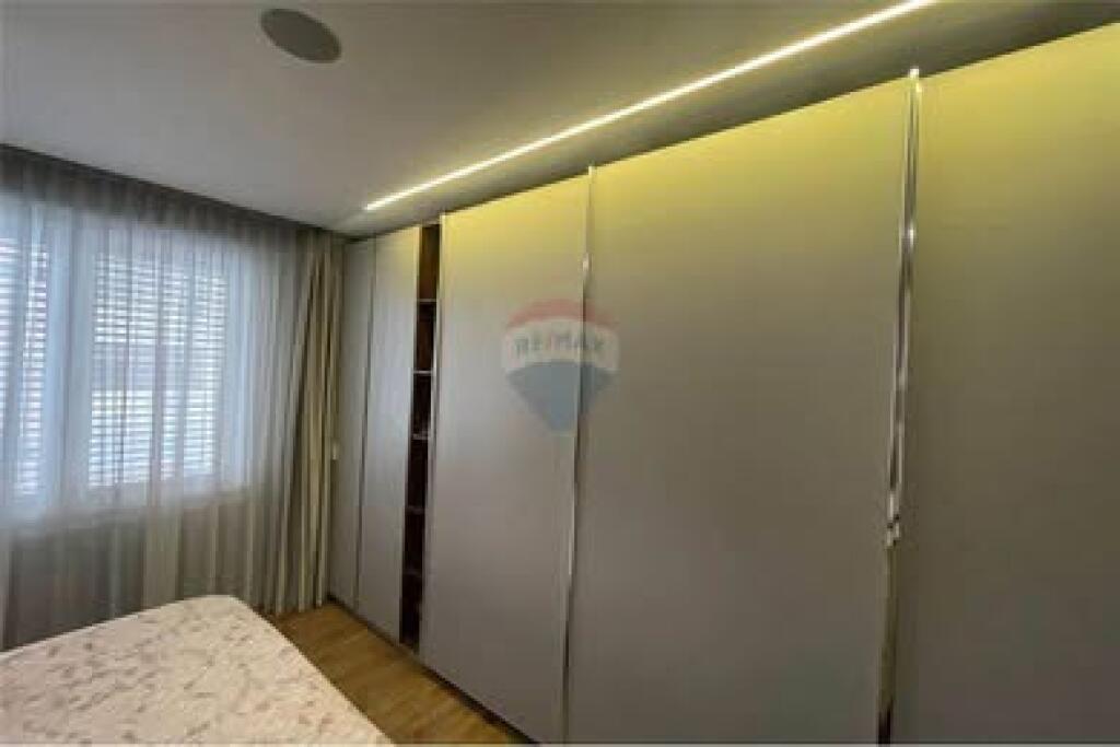 Shitet Apartament 3+1+2 tek Komuna e Parisit