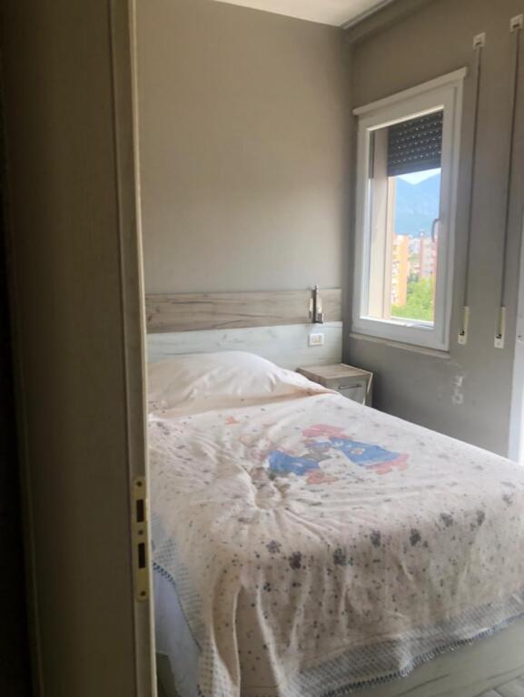 🏢Jepet me qira 2+1+post parkimi ne Laprake!  🔹️Pallat i ri i mireadministruar. 🔸️Kati i 6-te me ashensor. 🔹️Ndodhet buze rruges kryesore.  💶Cmimi: 600 euro bashke me post parkimi .